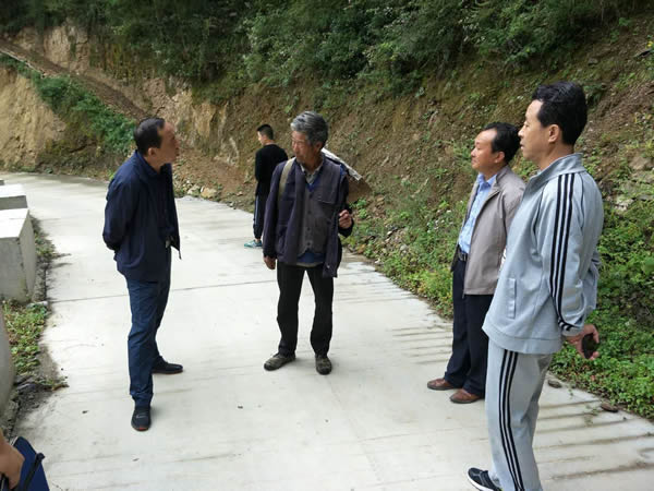 隴運(yùn)集團(tuán)公司黨委書記、董事長李寅祥同志深入琵琶鎮(zhèn)寧強(qiáng)村開展幫扶工作