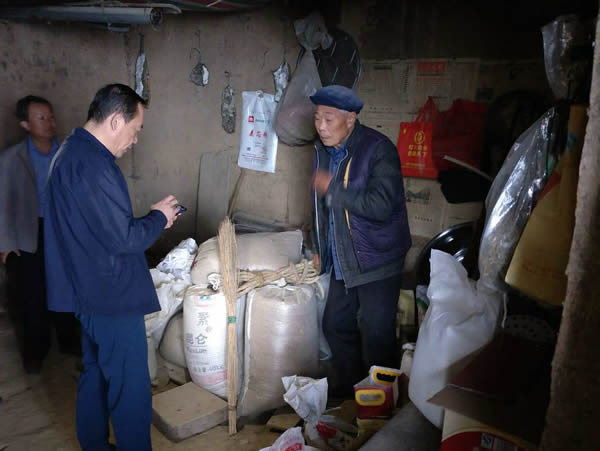 隴運(yùn)集團(tuán)公司黨委書記、董事長李寅祥同志深入琵琶鎮(zhèn)寧強(qiáng)村開展幫扶工作