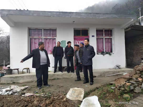 隴運(yùn)集團(tuán)公司開(kāi)展“解難題、辦實(shí)事、送溫暖”主題黨日活動(dòng)